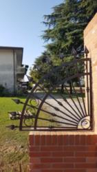 50-cancello in ferro verniciato con elementi forgiati