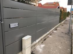 40-recinzione doghe verniciate con inserimento di cassetta postale