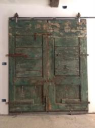 Recupero porta legno con dettagli in ferro effetto invecchiato
