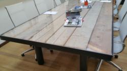 Tavolo in acciaio naturale nero con inserite tavole di legno vecchio con vetro antisfondamento